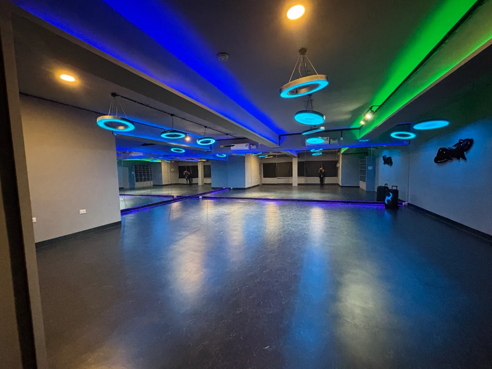 The long ORBYT floor with mirrors and ring lights