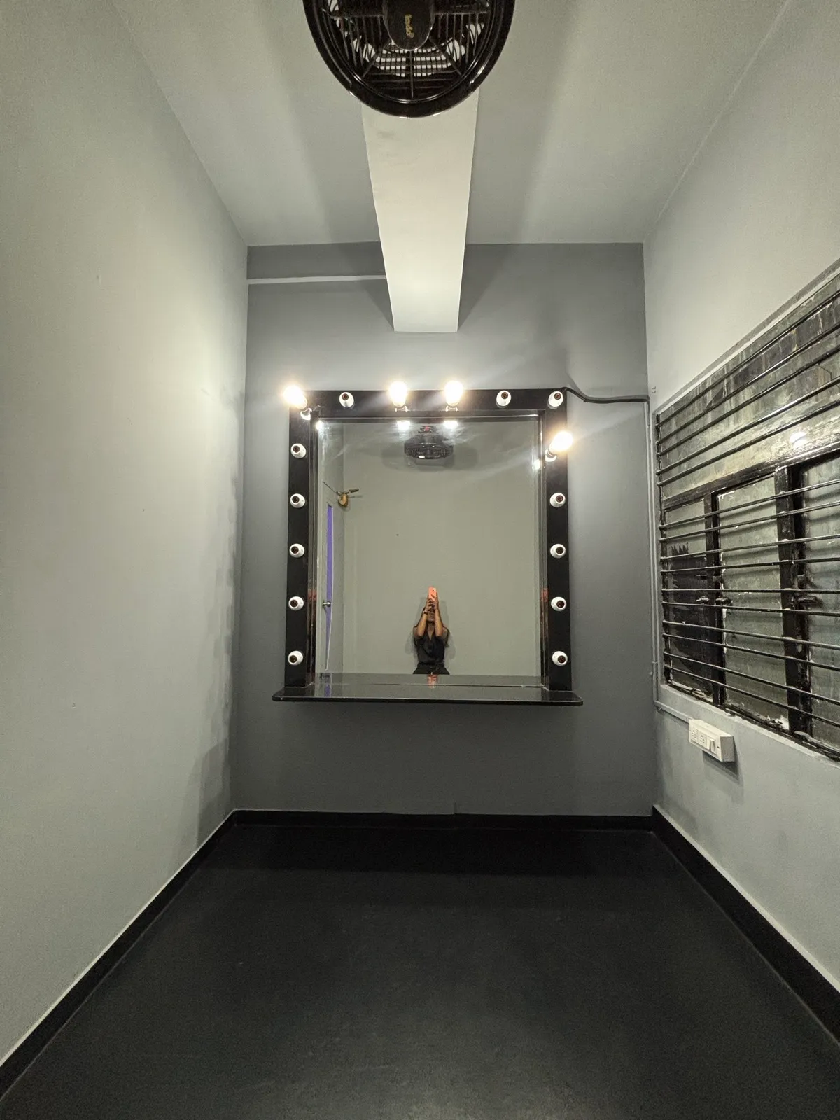 MUA room